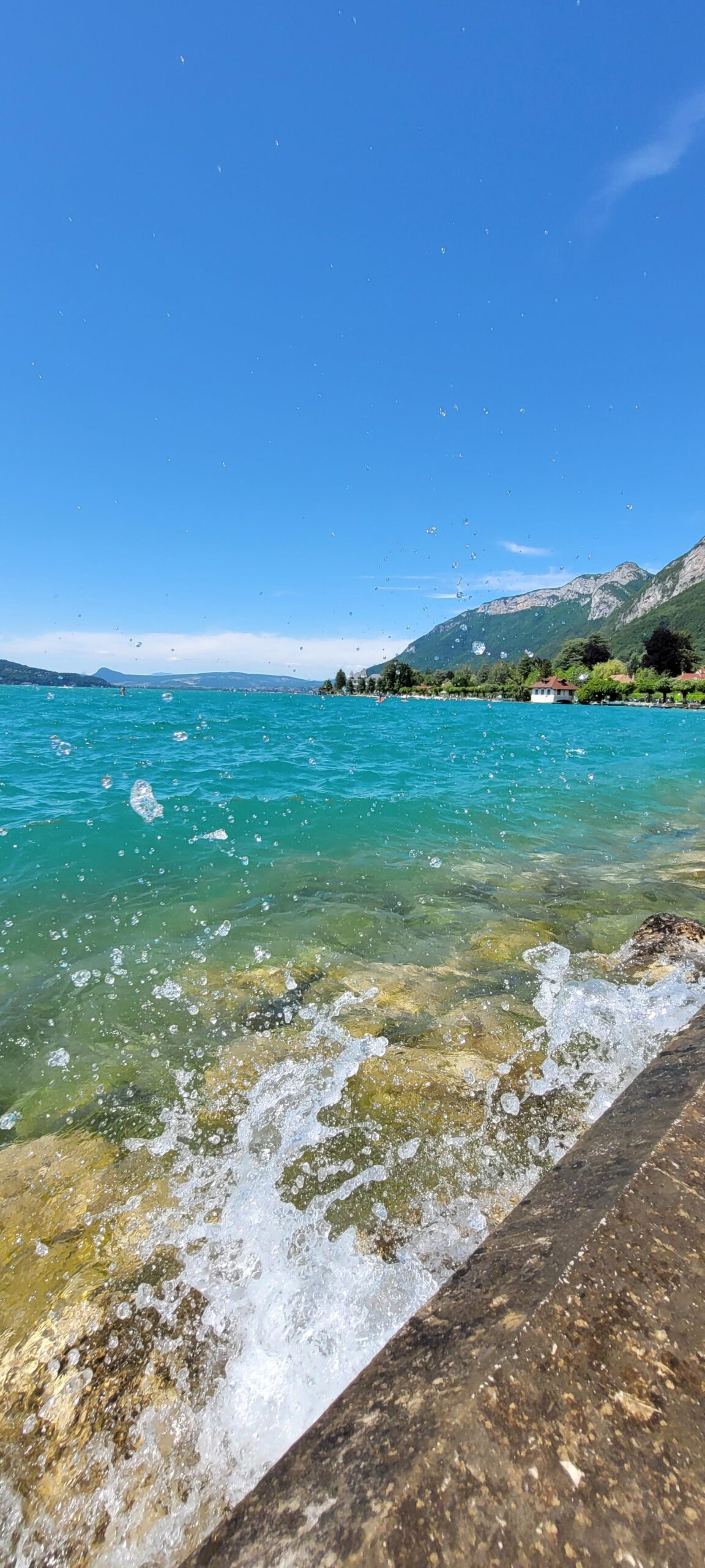 アヌシー湖、ヨーロッパで最も純粋な湖。 WALK NEWS