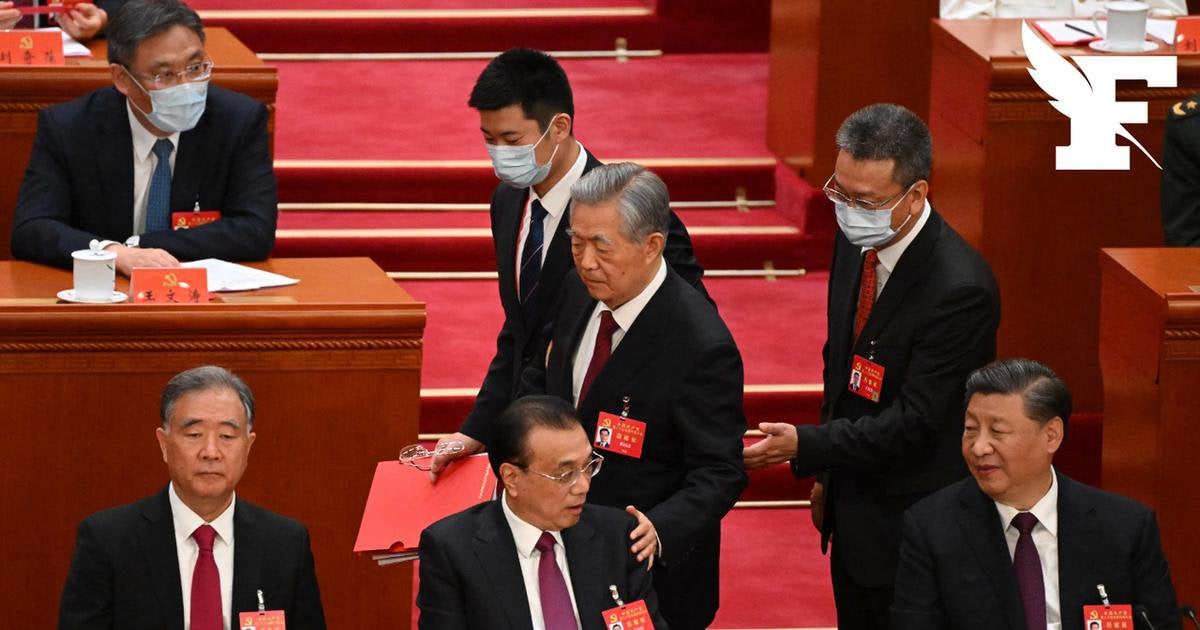 中国:胡錦濤前主席が共産党大会から護衛された WALK NEWS