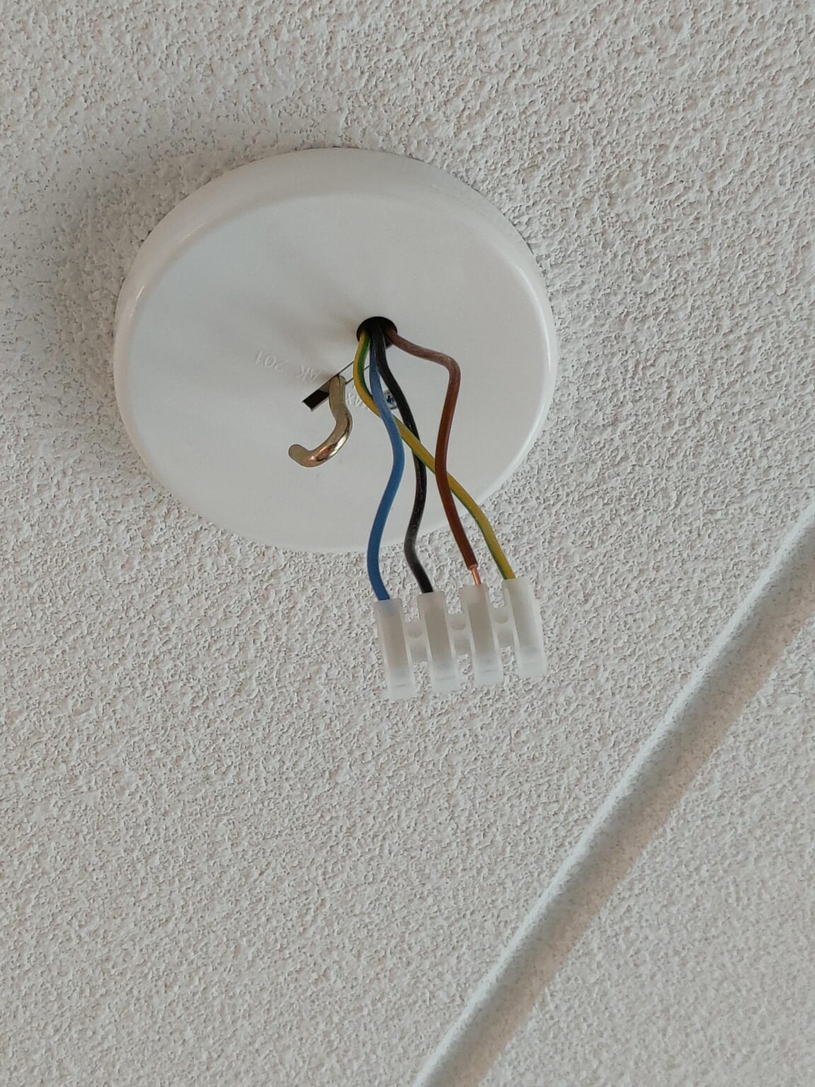 ランプをそのようなワイヤーに接続するにはどうすればよいですか?