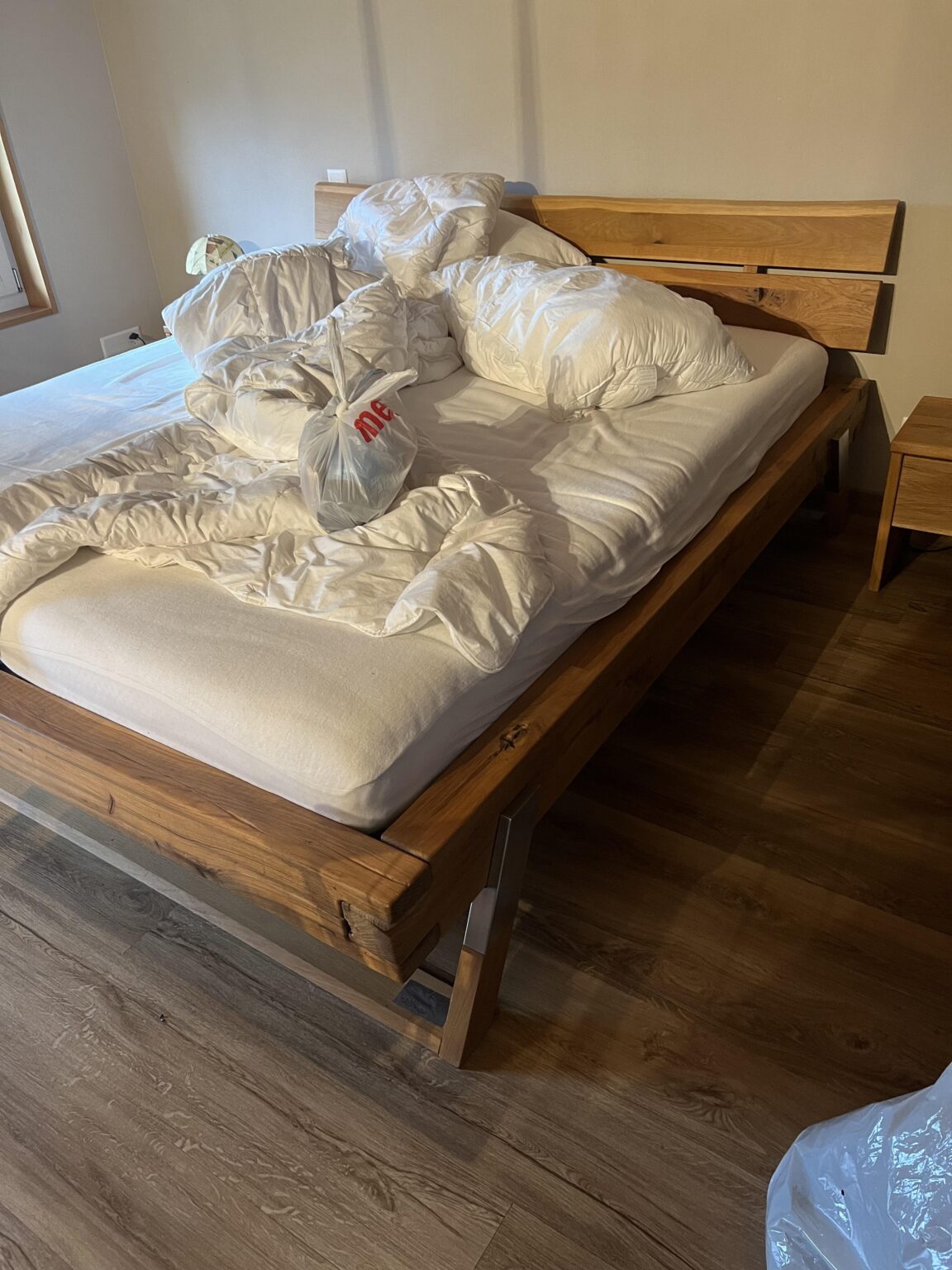 誰かこのベッドフレームをどこで見つけられるか知っていますか？