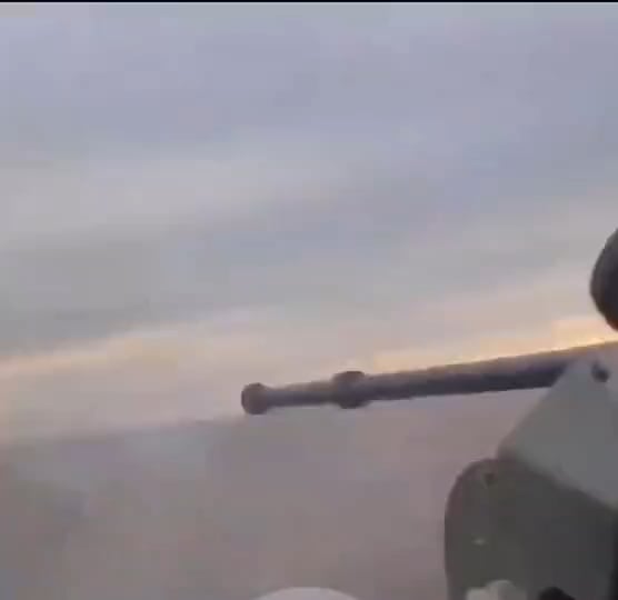 信じられないほどのショットだ。  BMP-1AMに乗っていたロシア兵が、頭上を飛翔体(正確には何なのかは知りません)が飛んでいくのを誤って記録してしまいました。