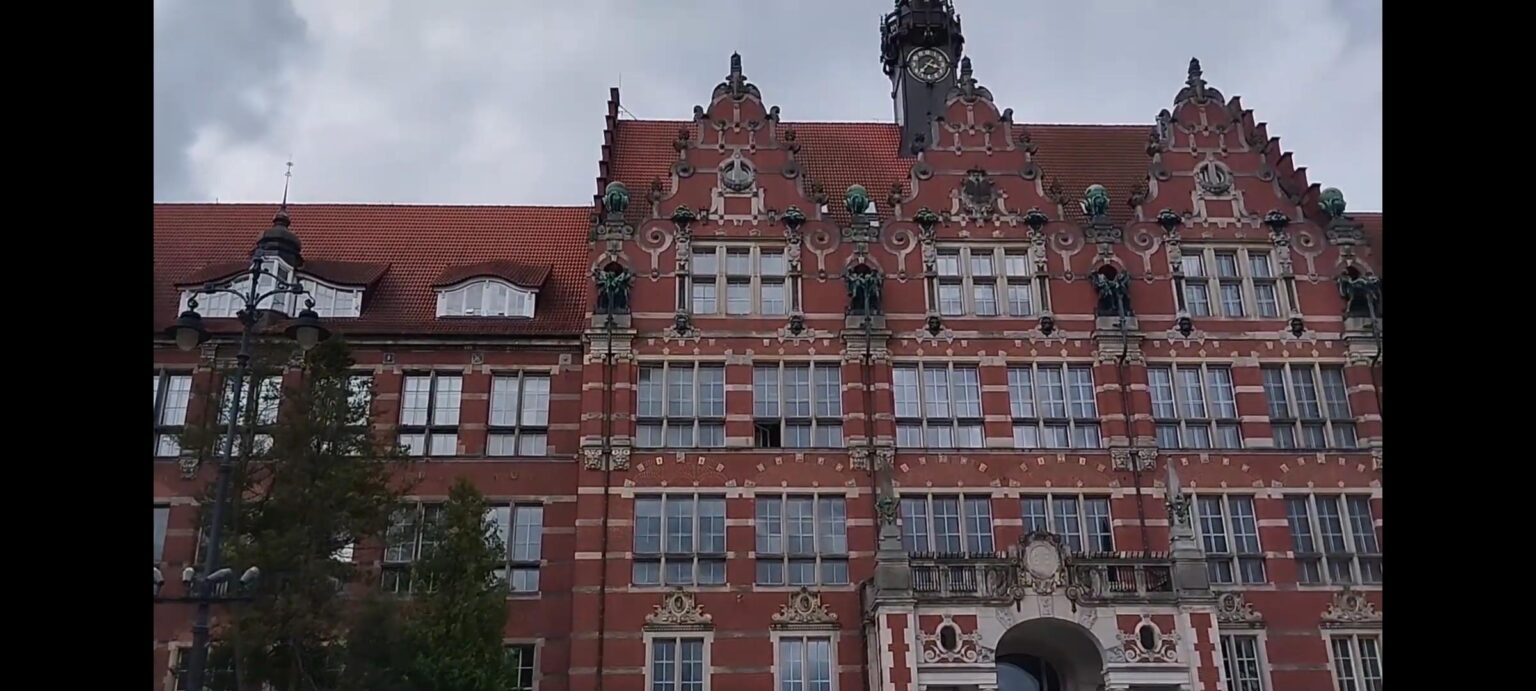 ポーランドで最も美しく名門大学の 1 つを巡るウォーキング ツアー