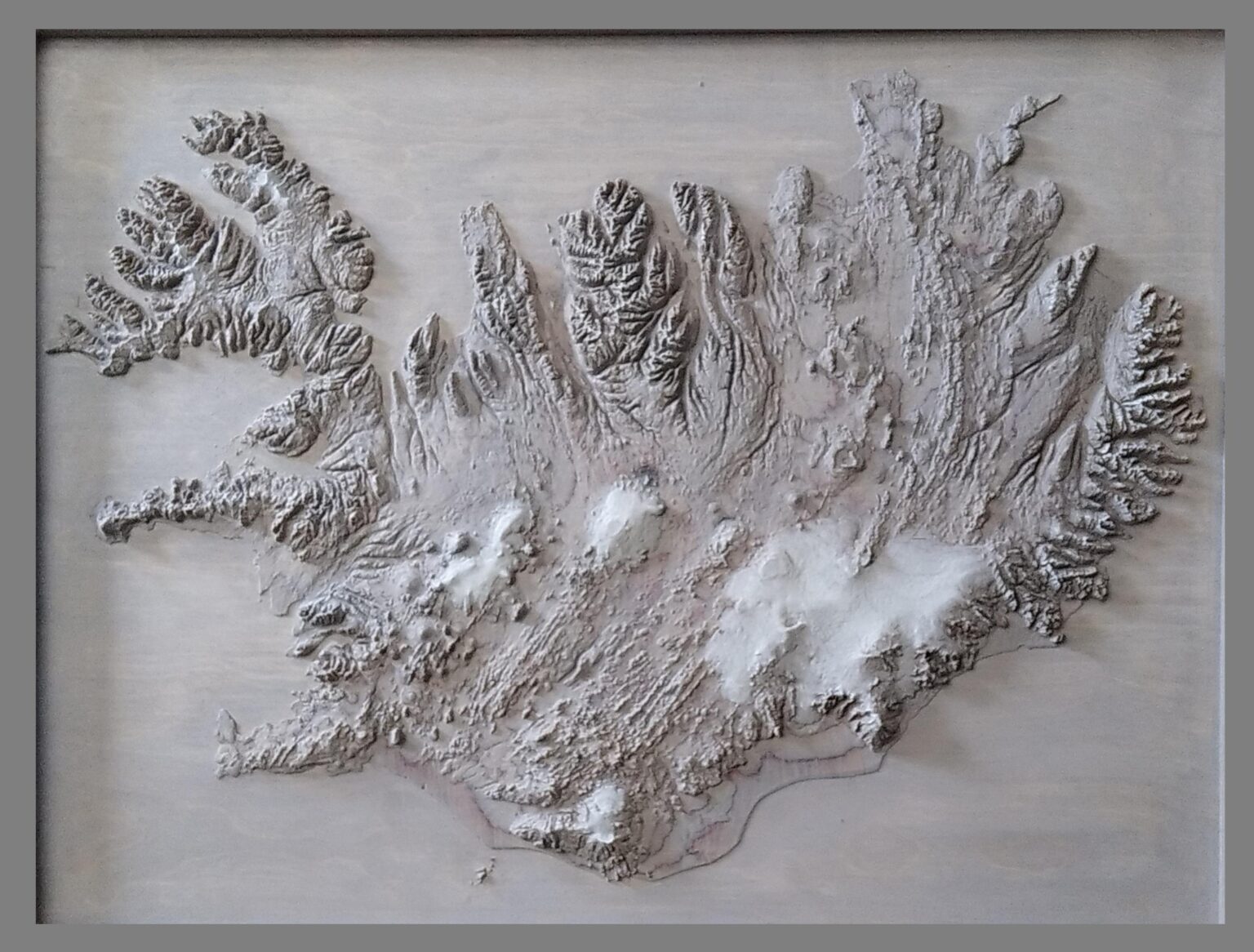 木で切ったアイスランドの 3D 地図