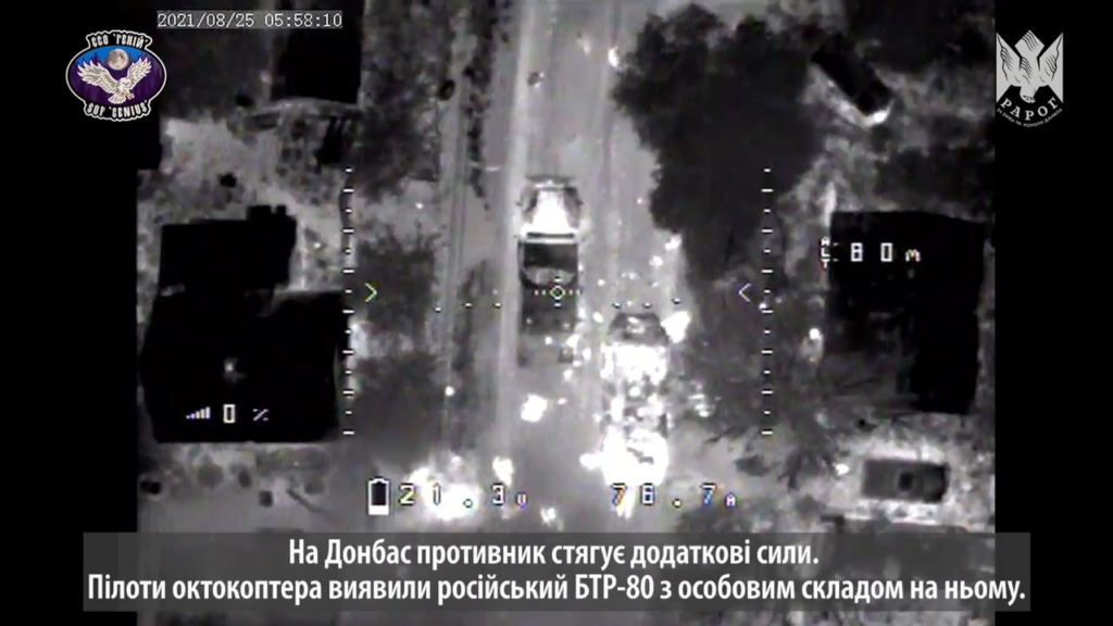 兵士が上に座っているロシアのBTR-80に地雷を投げるUAドローン。 ロシア軍関係者を乗せたカマズ5350も。