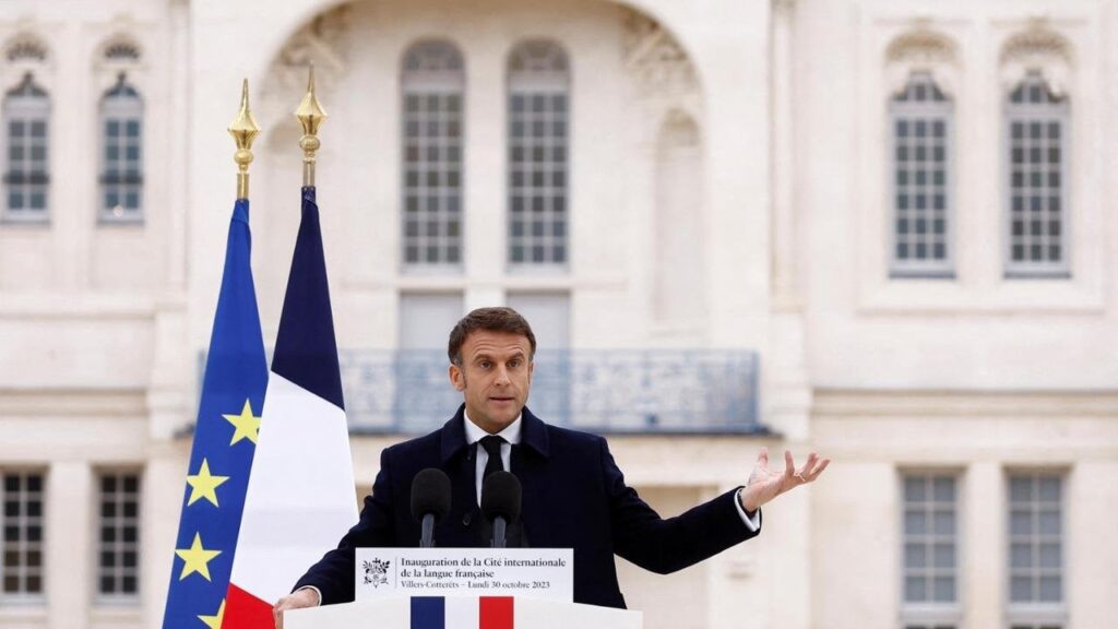 フランス、マクロン大統領、包括的な文章の禁止を求める：「男性性が中立性を生む」