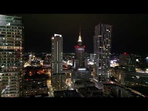 上空から見た夜のワルシャワのダウンタウン - この都市が 20 年間でどのように進化したのか信じられません。 灰から壮観なものまで。 ダウンタウンを訪れるたびに驚かされます。
