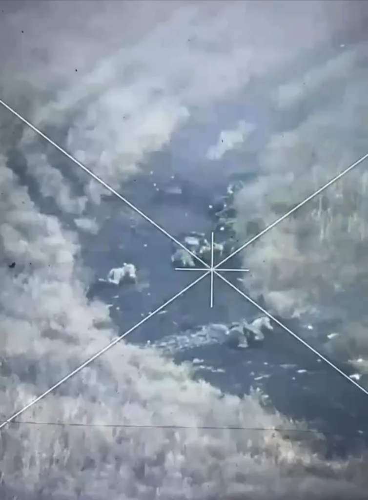 ロシア軍兵士がウクライナ東部のウクライナ軍陣地に向かって進軍中