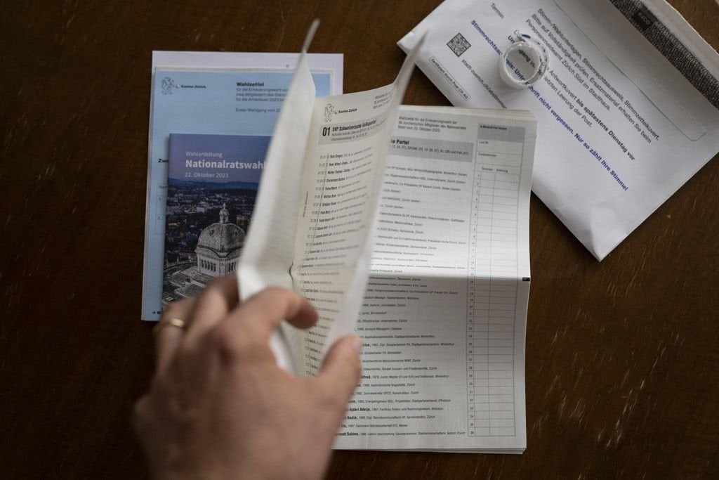 スイスの選挙 – 選挙封筒は火曜日までにポストに投函する必要があります [mail your ballot papers by Tuesday]