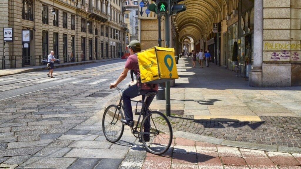 2021年から2023年にかけて実施された分析によると、イタリアのグロボ社は営業時間外でも乗客を追跡し、プライバシー開示では不透明な「実験スコア」と呼ばれる評価を割り当てていたという。
