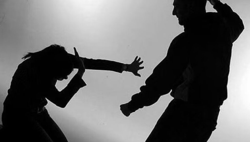 暴行してきた男性に噛みついたり殴ったりした女性に無罪判決