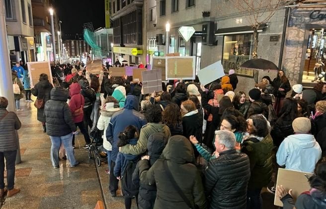 市民は住宅を求めて大規模な動員を行うために、社会グループを通じて組織化し始めている