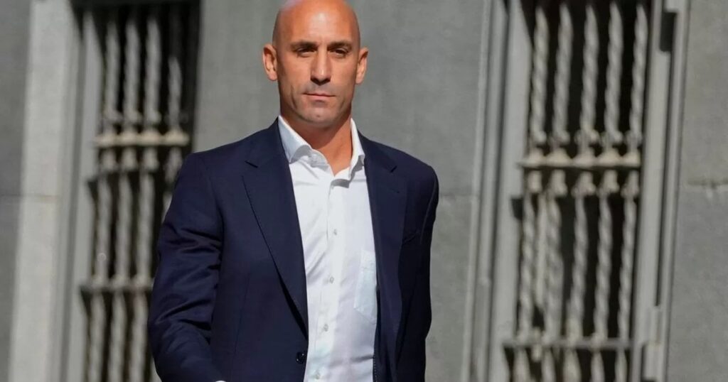 FIFA、選手とのキスや不正行為でスペインサッカー連盟前会長を出場停止処分