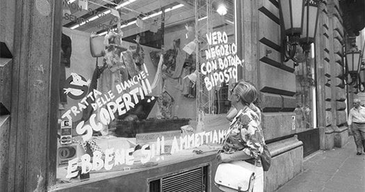 80年代のローマでは、コルソ通りにあるいくつかの衣料品店の試着室に、若い女性を失踪させて奴隷として売るための落とし戸が設置されていたという伝説があった。