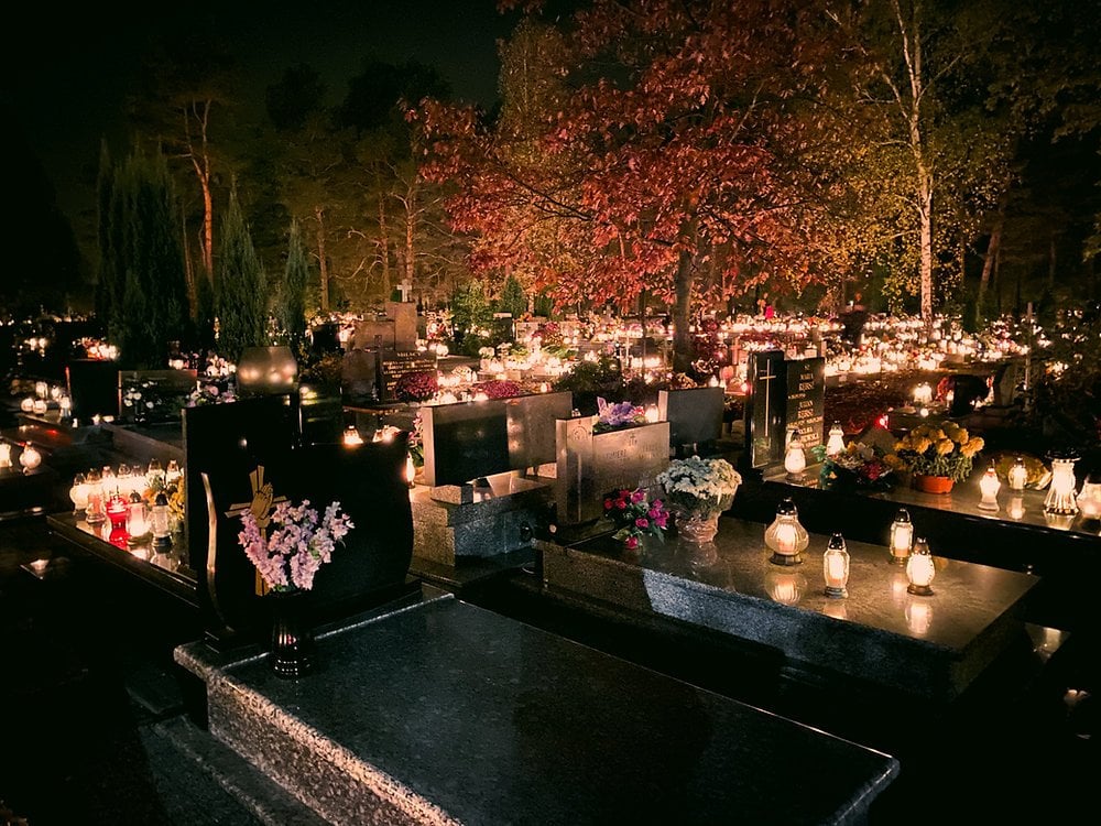 ハロウィーンの恐怖とポーランドの光: 諸聖人の日の伝統の豊かなタペストリーを明らかにする