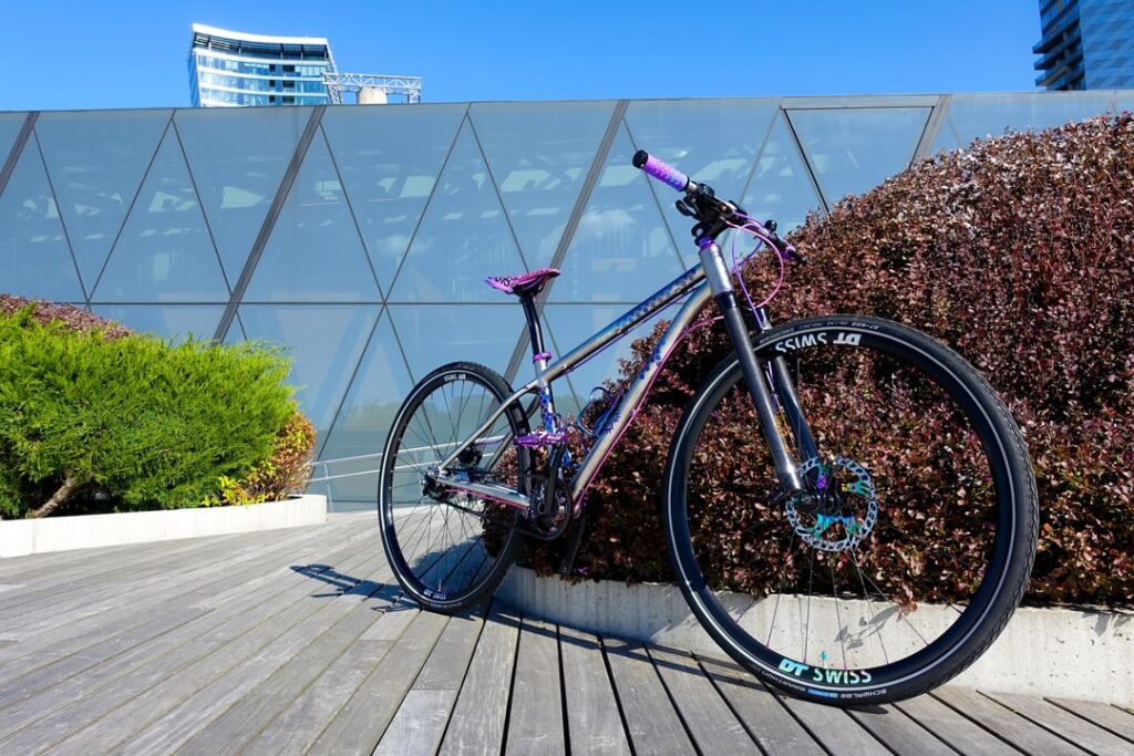 私自身のアルマイト加工済みの組み立て済み自転車（妻用）。 自転車に乗っている人はこれらの写真を何度も見たことがあると思いますが、自転車に興味がない人にも見てみると良いかもしれません。  :) コメント内の陽極酸化プロセスへのリンク。