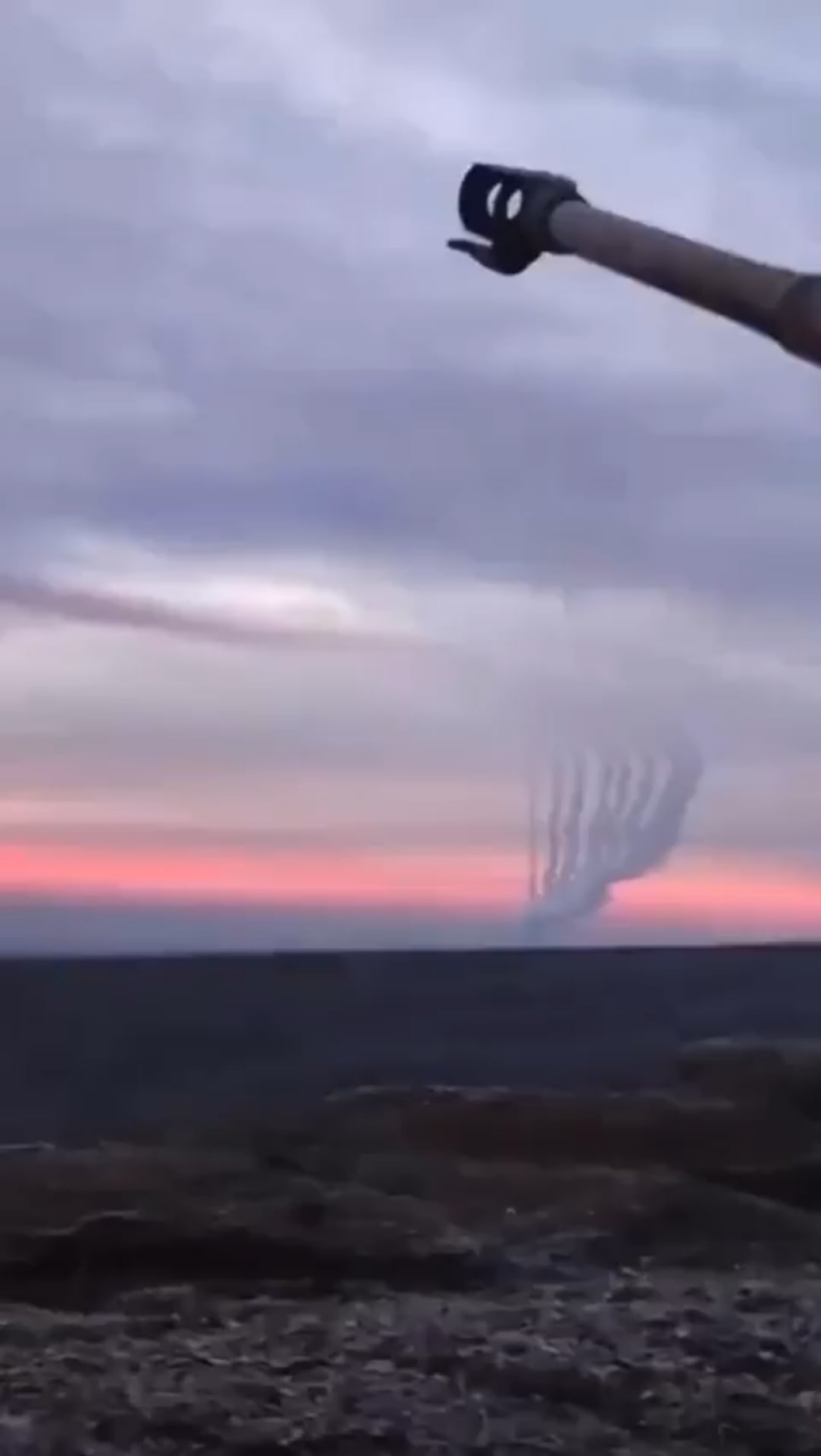 最近、M270 MLRS の作業を監視するウクライナの砲兵乗組員