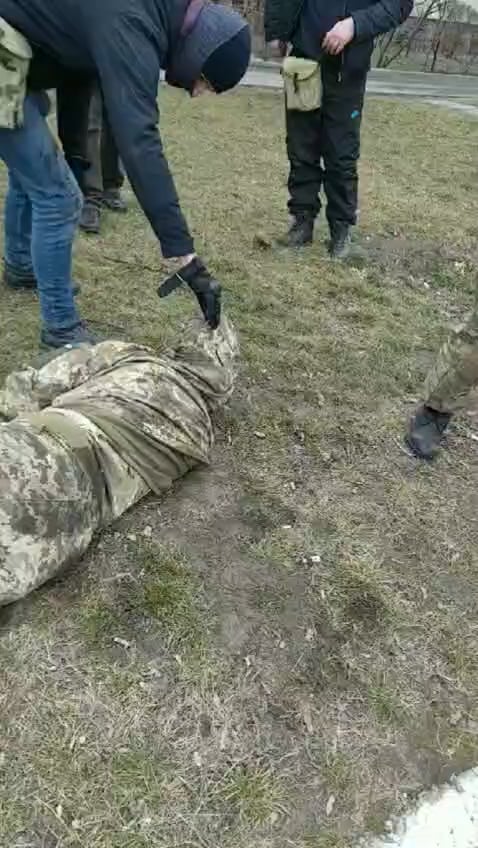 2022年3月、ウクライナ軍の制服を着たロシア兵がキエフに入ろうとする