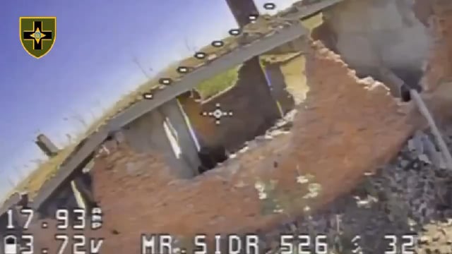 廃墟の建物の中に隠れようとしたロシア兵が、飛来したウクライナの神風無人機によって排除された