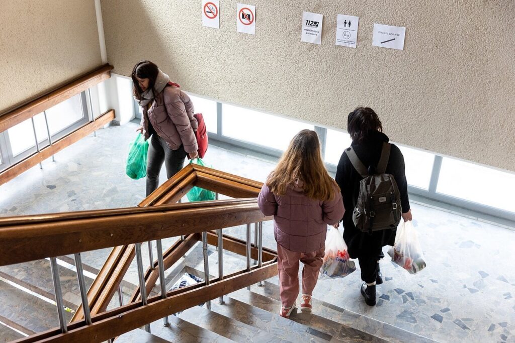 ウクライナ人女性はもう黙るつもりはない：ビリニュスの学校教師は5カ月間も給料を支払われていない