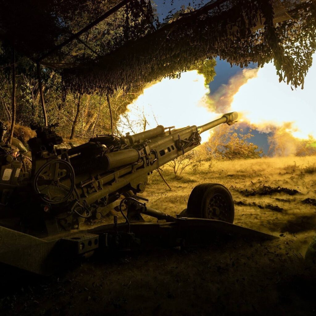 ウクライナの第148独立砲兵旅団がロシアの標的を爆撃中
