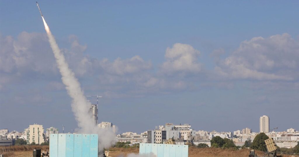 イスラエル、ハマスの民兵が路上に立ち、国境の村が攻撃され、ガザ地区から5000発のロケット弾が発射された。 ハマス司令官デイフ「武器を持っている者は、それを使え」。  IDF: 「戦争状態に関する警報」