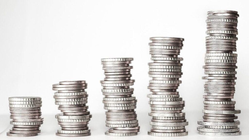 雇用主は2024年に最低賃金をCPIを上回る水準に引き上げることで合意