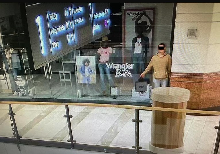ポーランド人男性、マネキンのふりをして閉店後に宝石店から盗む
