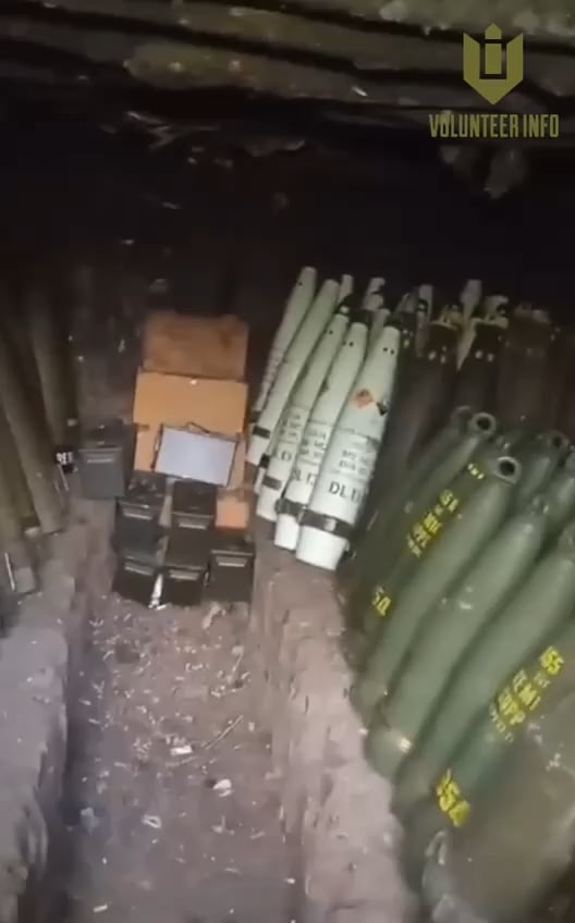 ウクライナ砲兵部隊の陣地の一つにある、各国からの155mm砲弾の備蓄。 最も目立つのはDM105発煙弾である白色の砲弾で、それぞれが衝突すると4つの発煙筒に分裂し、広範囲に濃い煙幕を形成します。