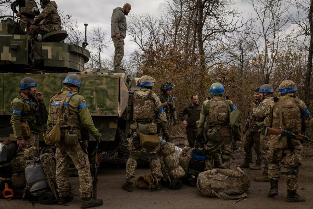 米国供給のM2ブラッドレー（IFV）とウクライナ軍（第47独立機械化旅団「マグラ」）の兵士たち - 東部戦線のドネツク州アヴディウカ付近、2023年10月。