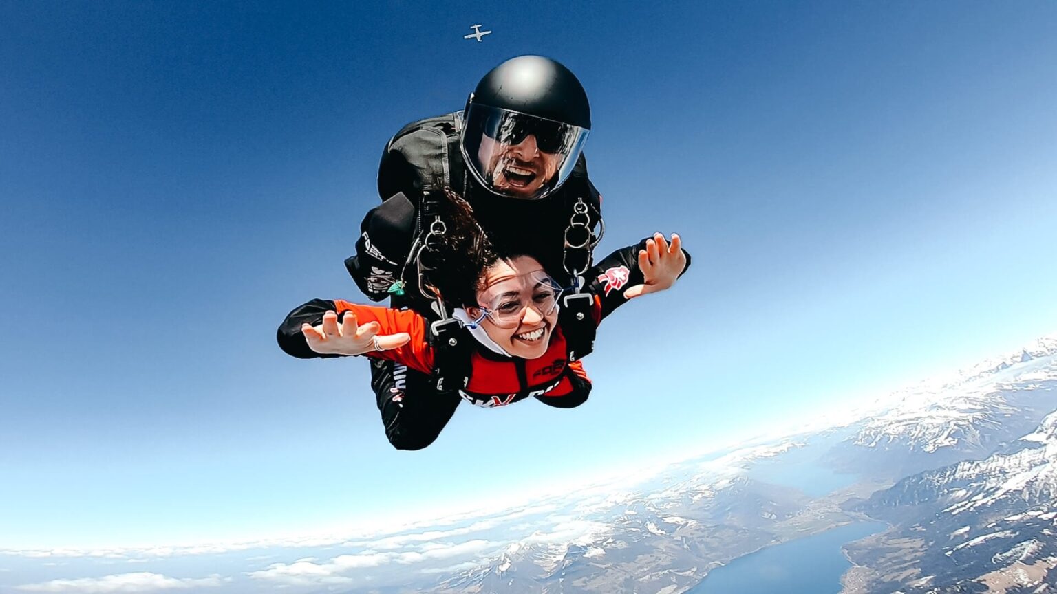 インターラーケンでのスカイダイビング。