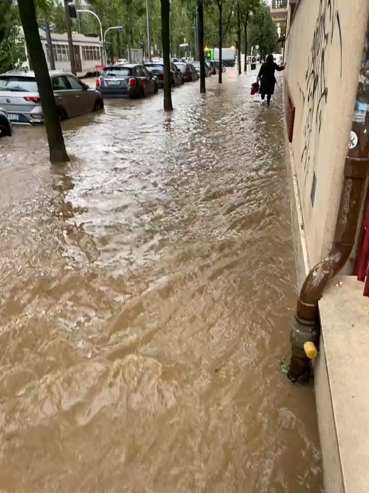 イタリア・ミラノのミラノ・ポルタ・ガリバルディ駅で豪雨による大洪水