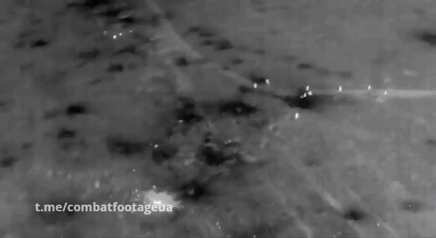 ウクライナの 155 mm AS-90 自走砲システムがロシア歩兵のグループに向けて発砲します。 アンドリーウカ、バフムート方向。