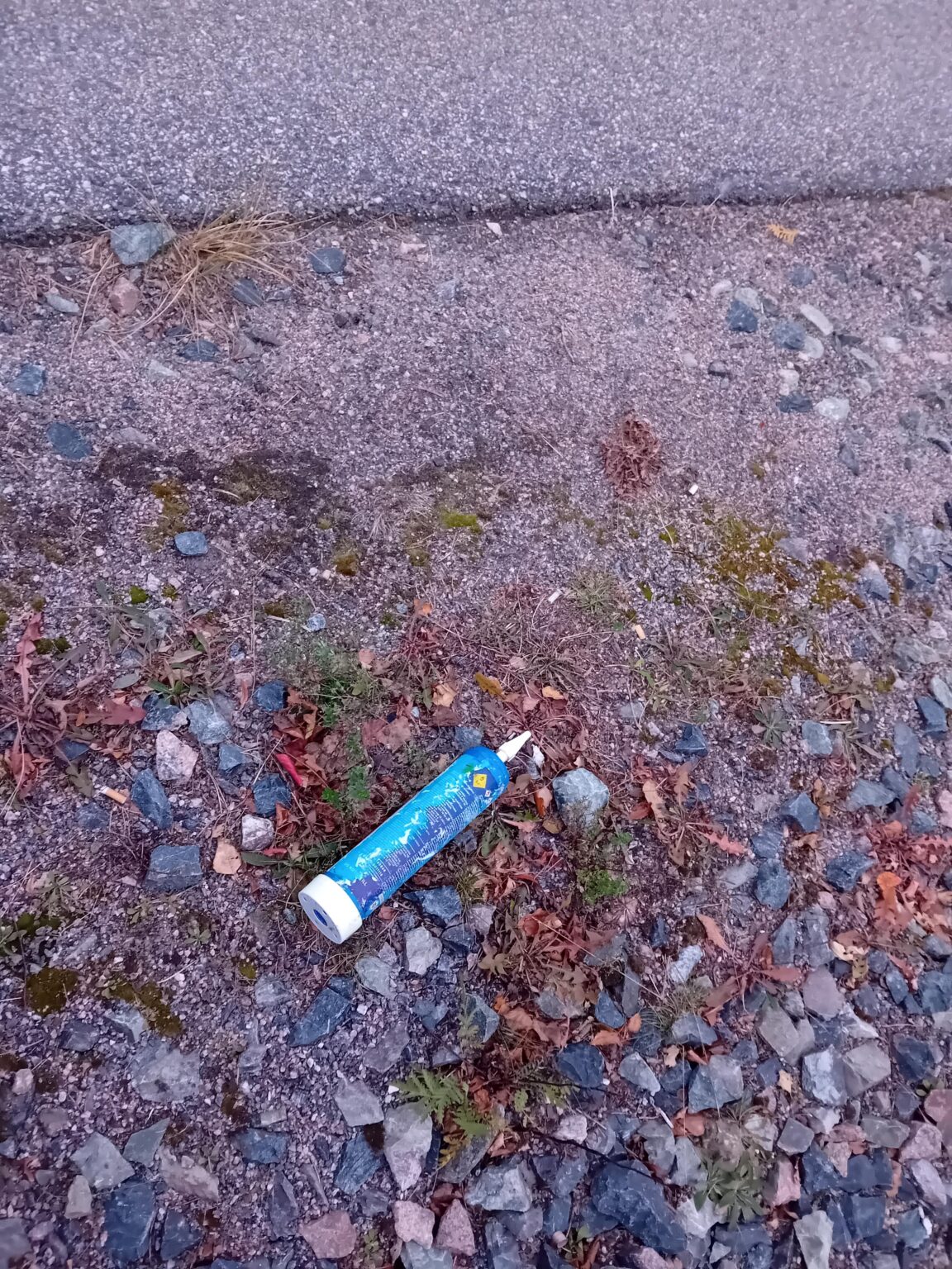 ヘルシンキ東部の道路に誰かが投げ続けているこの金属製の容器は何ですか?