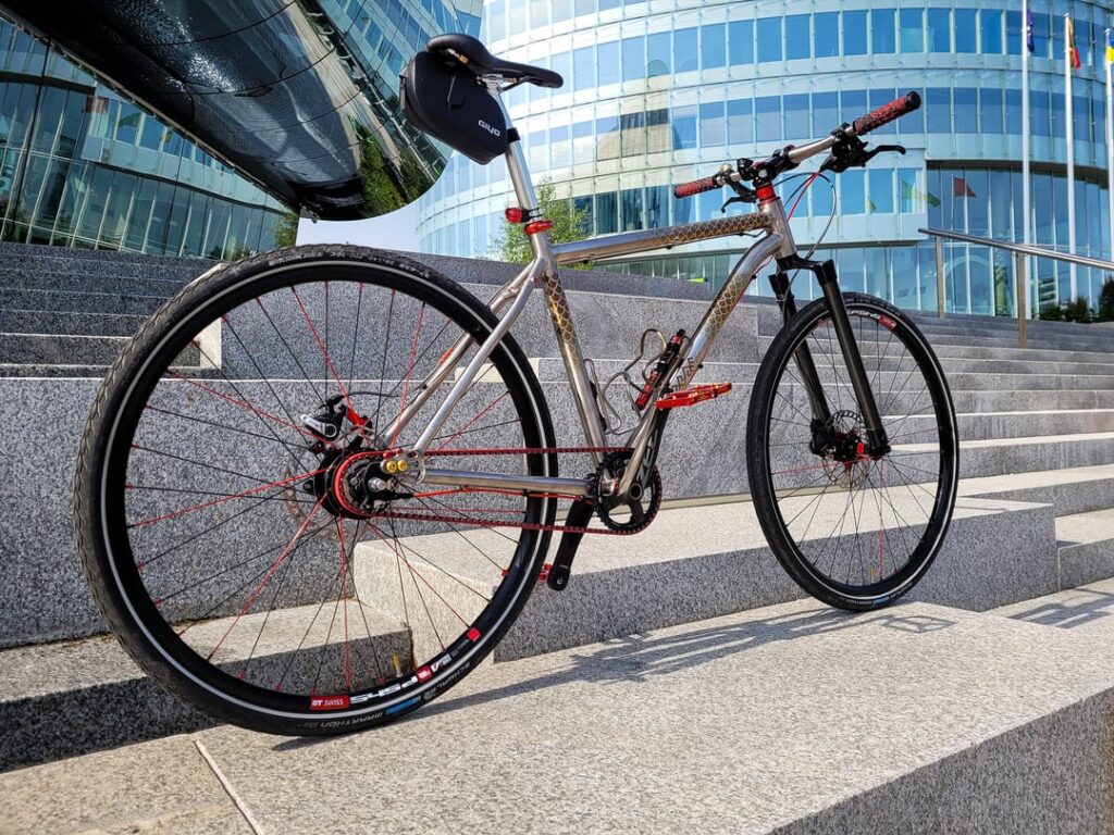 閲覧用に自分の自転車もアップロードしています (さらに「カップル」の写真も) :) どちらの自転車も「最初から」組み立てられています。 フレームは受注生産となります。 部品は N か所、N か国 (既知の自転車ショップ、ebay、広告、フォーラム、aliexpress など) から購入しました。 家庭環境に合わせて陽極酸化処理。  :)