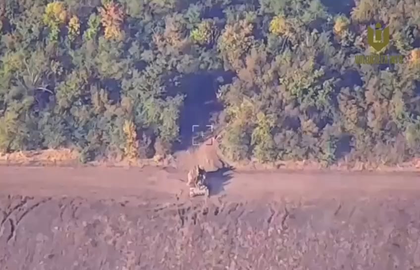 ザポリージャ地域のトクマク地区でGMLRSを使用してロシアの自走榴弾砲2S5ヒヤシンスを破壊。 ウクライナは、GMLRSを提供してくれた米軍に心から感謝の意を表します。