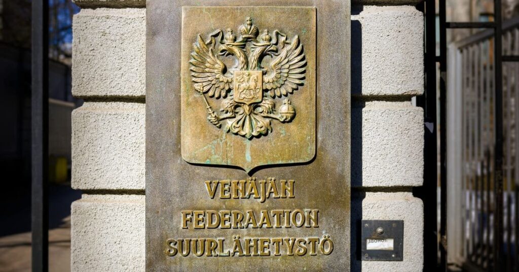 ロシア大使館は市民権放棄の申請を受け付けない。 フィンランドポーランド人が二重国籍を検討