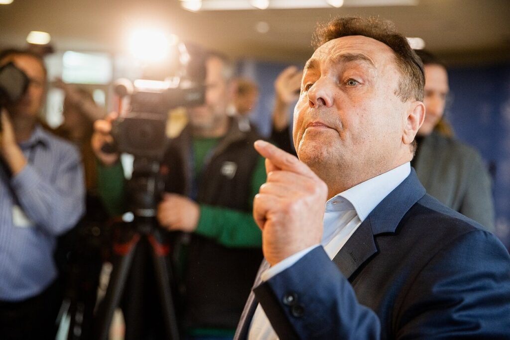 検事総長はLGBTIQの人々を侮辱したとしてグラジュリス氏の免責の剥奪を求めている