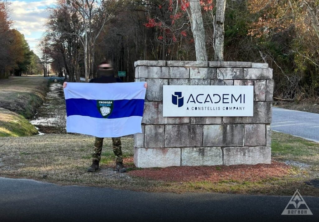 米国のアカデミー（旧PMCブラックウォーター）の訓練基地にある自由ロシア軍団の戦闘機を示す写真