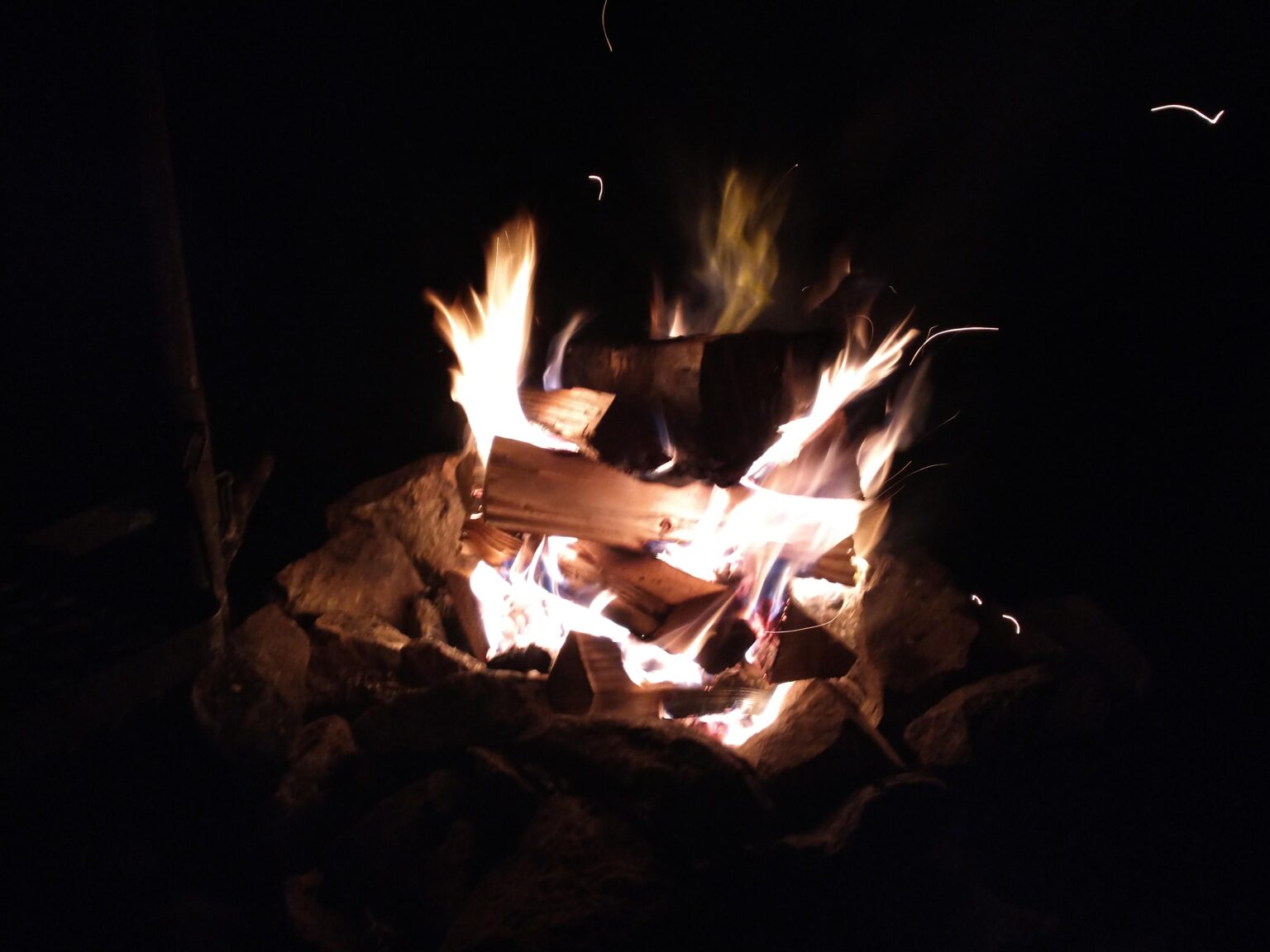 ソーセージを揚げるために燃えるキャンプファイヤー。  🔥