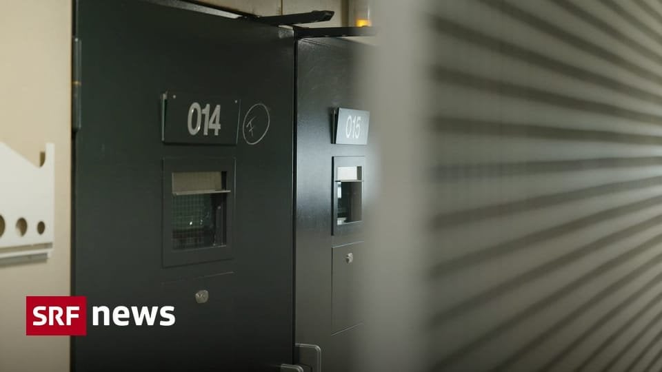 物議を醸す Kesb の実践 - 若者は無実の罪で刑務所に入れられる | 少年精神病棟や少年院のスペース不足が、ケアやセラピーを必要とする若者を刑務所に閉じ込めるという慣行に物議を醸している。 緊急解決策として意図されたものは数週間続く可能性があります
