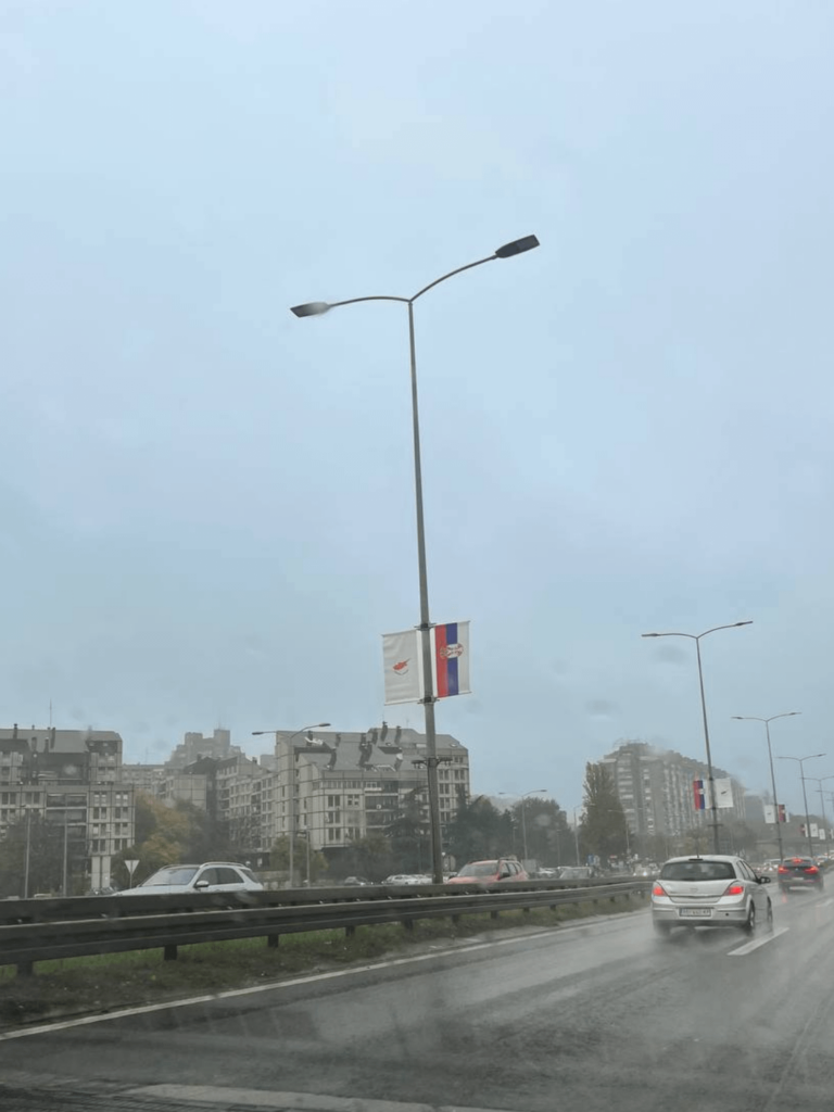 ベオグラードの悪天候は、私のお気に入りのヨーロッパの国旗 2 つで明るくなりました。 いらっしゃいませ。