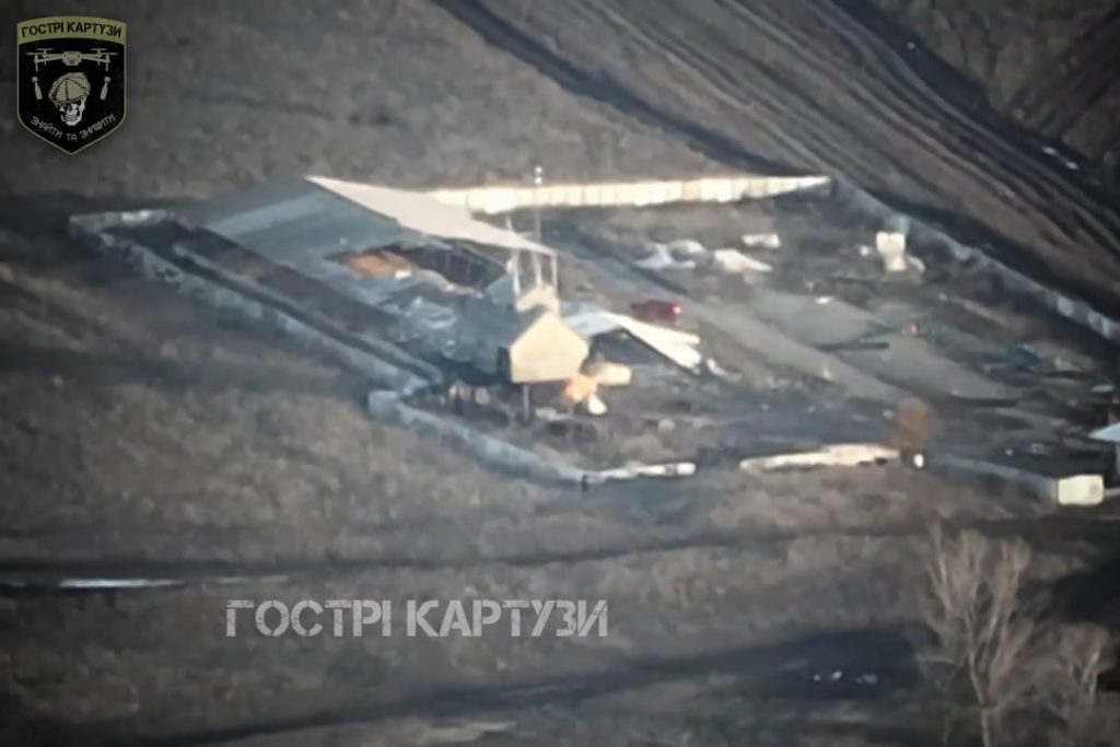 UA無人機は、2022年にリリースされたロシアのРБ-341В「Leer 3」複合施設2機を破壊し、推定費用は1,000万ドルでした。 無線中継局 R-419 も同様です。  2018年にリリース、推定コストは1,000万ドル