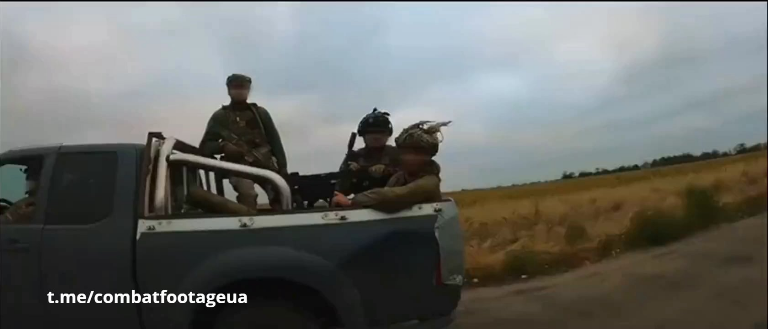 ヘルソン地方のドニプロ川左岸で、ウクライナ特殊部隊がロシア軍兵士に死傷を負わせている映像の断片。