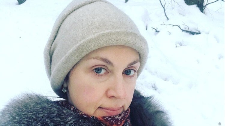 ウクライナのストライキで兵士らにパフォーマンス中にロシア人女優死亡 — BBCニュース