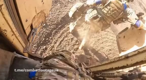 バフムート近郊でAPC-4ブセファロスの支援を受けた国際軍団の隊員によるロシア陣地への襲撃。