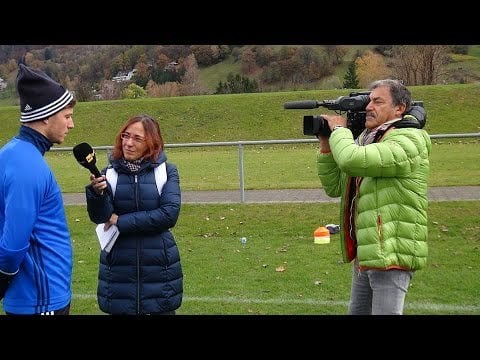 どこに書いていいか分からなかったので、このグループに書いたらごめんなさい。 動画の0:33で記者が男に言ったこと。 ドイツ語の文が必要ですが、最後の「Was」と「vor dir」だけは理解できましたが、質問の真ん中の部分は理解できませんでした。