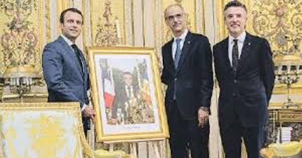 マクロン氏、マルティ氏の姿を強調