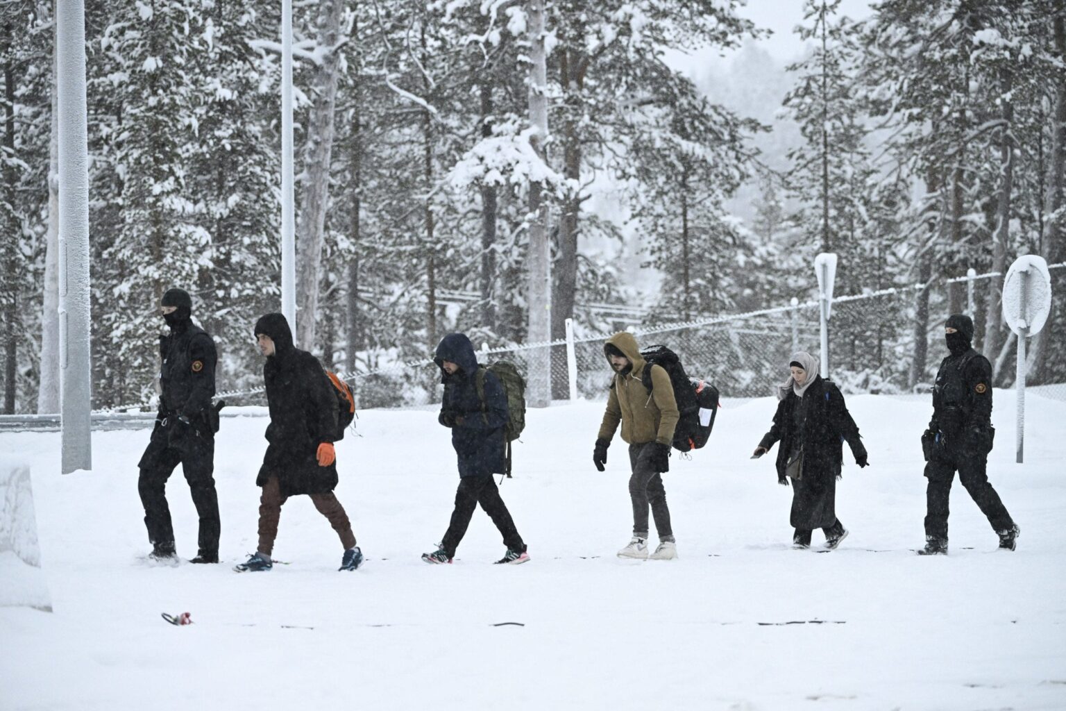 ロシアから逃れる難民、氷点下14度の寒さにも勇敢に自転車でNATO国境を越える