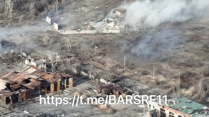 このビデオは、ロシアの戦車が工業地帯を撤去していることを示しており、このビデオはまた、アヴディーウカの南の工業地帯におけるロシアの存在を裏付けています。