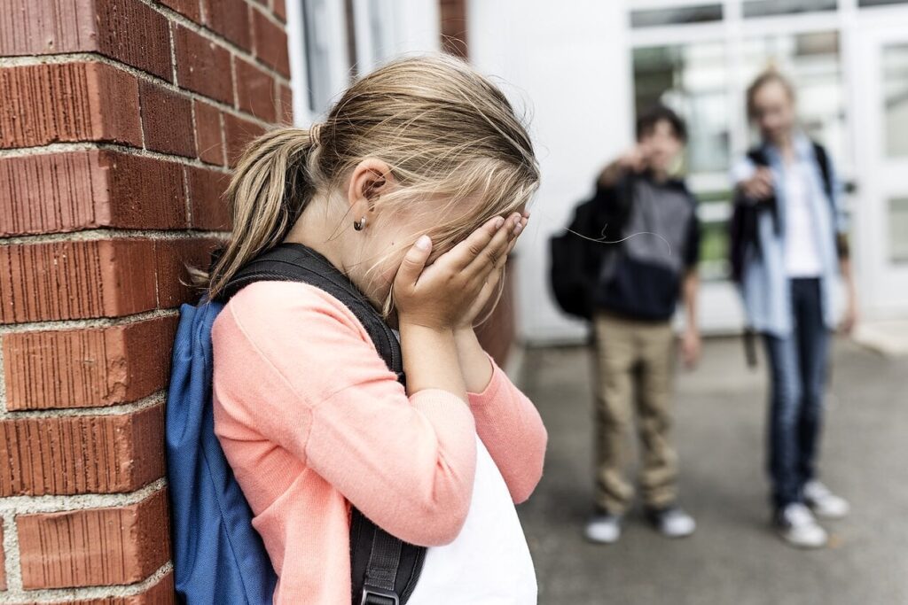10歳の少女がこめかみを強打し、脳損傷となったが、校長にとっては、子ども同士の衝突は当然のことだという